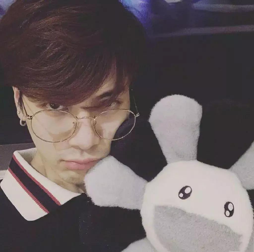 王嘉尔身着一身粉衣现身机场,王嘉尔受很多女星欢迎国外粉丝