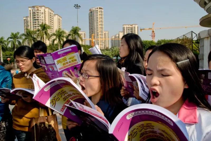 他用20年，拍下了流水线上的一代“打工人”