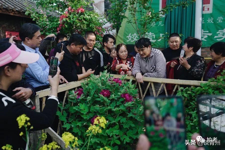 大衣哥朱之文买新车引围观,大衣哥朱之文被农民围观