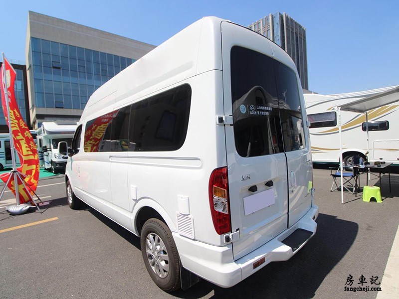 外表普通内装豪华的房车,简约的房车