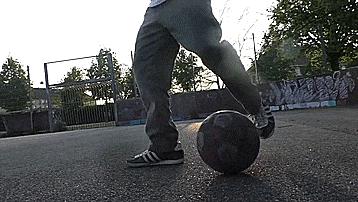 地面花式足球,花式足球技巧之地面舞蹈