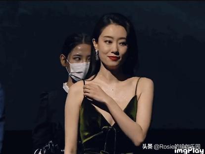 张小斐扯肩带,张小斐不要总扯肩带