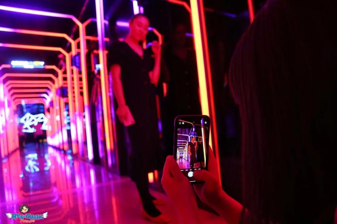 沈阳这家全自助的黑科技夜店风KTV，有机器人小妹可撩