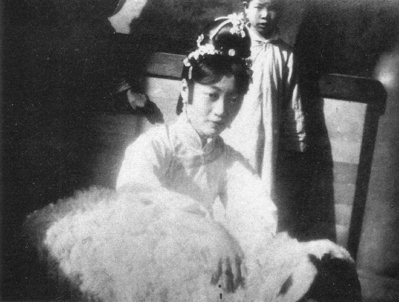 末代皇后婉容晚年有点惨,婉容皇后死后是怎么被羞辱的