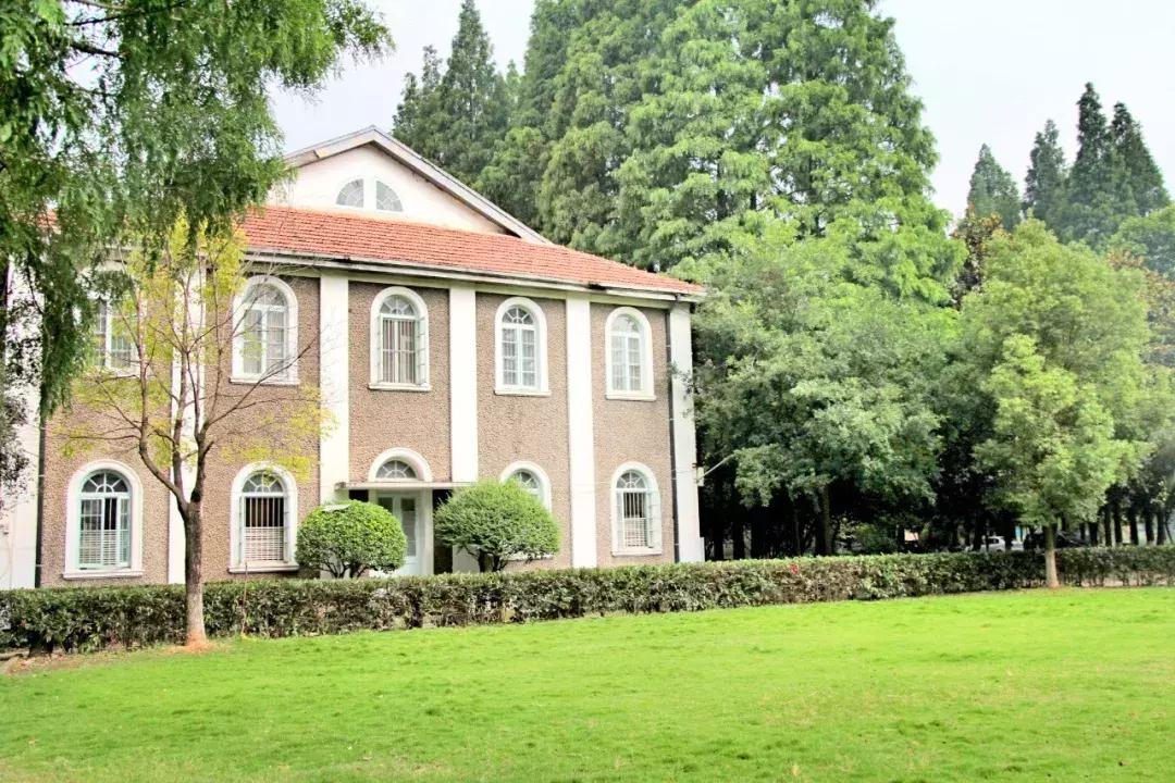 武昌这所低调的大学坐拥一线江景,教学楼窗外就是黄鹤楼
