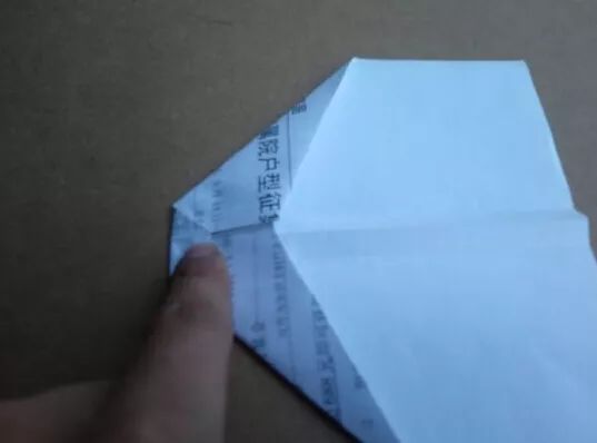 实际上可以飞超远的纸飞机,特别简单但是可以飞很远的纸飞机