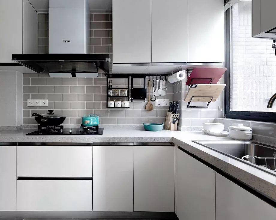 入户门正对洗漱台隔断,洗漱台正对过道