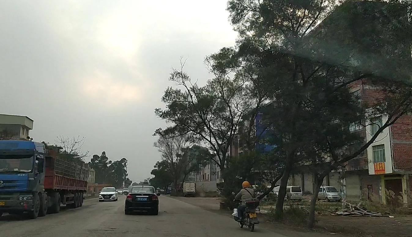第一次走贵港峡山这条路，感觉和贵港－八塘那条路有得一拼