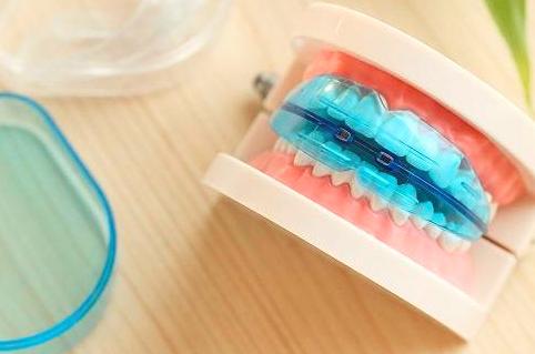 牙齿矫正后牙齿会变松吗,牙齿矫正为什么让我的牙齿松动了