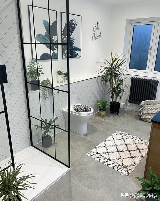 她家卧室满贴镜子，不拘小节，全屋温馨极致，很漂亮