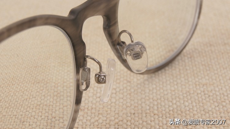 板材眼镜鼻托掉了怎么配,板材眼镜鼻托如何卸下来