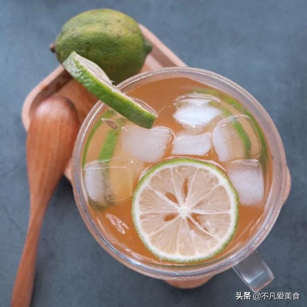 夏天太热了喝一杯冰镇果汁,天气太热了来杯果汁凉快解暑