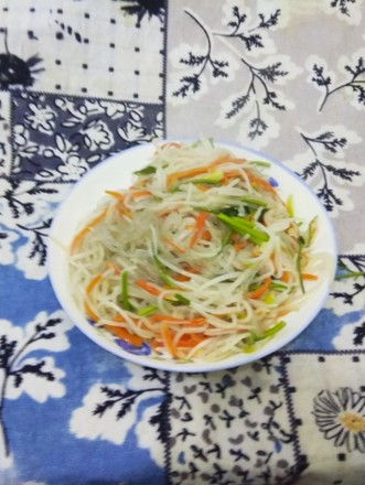 大厨教绿豆芽凉拌,大厨凉拌豆芽减脂餐做法