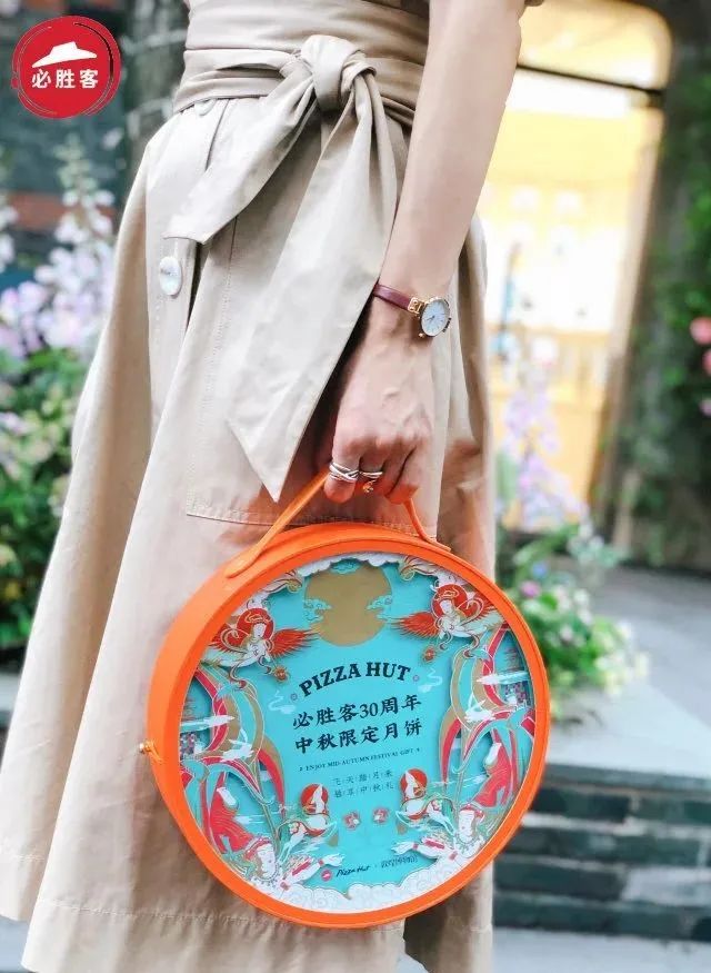 卡姿兰x必胜客的“下午茶”主题彩妆包装,梦回爱丽丝