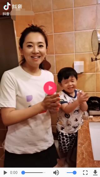 月亮姐姐晒儿子的视频,月亮姐姐晒娃