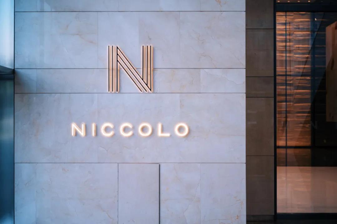 把繁华踩在脚下,将吃喝囊括周边。去长沙要住地标里