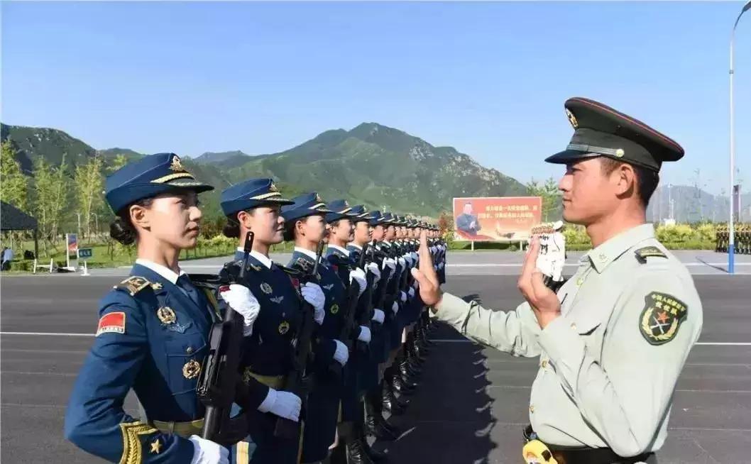 最美坦克女兵对比照,坦克女兵曾经的照片