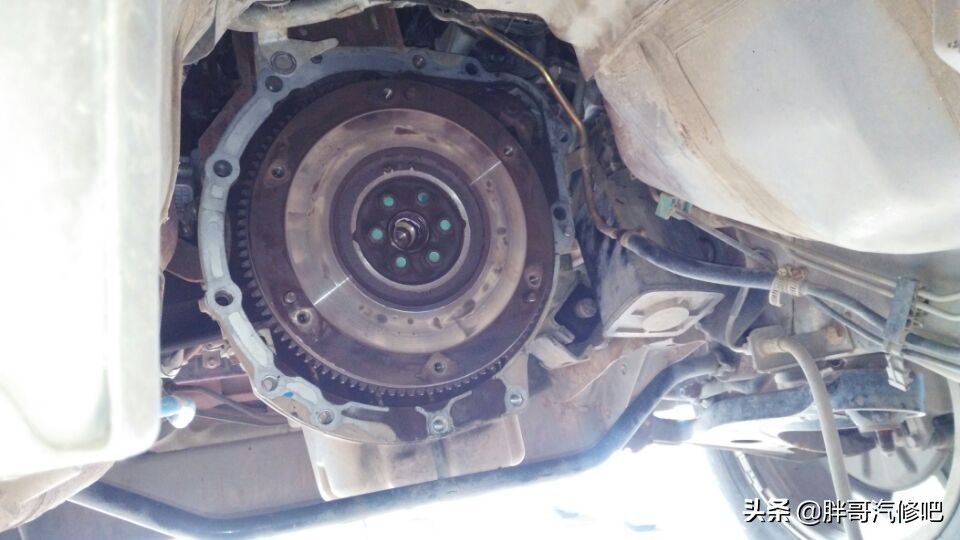 汽车挂档变速箱位置异响，胖哥抬变速箱发现原来是导向轴承问题