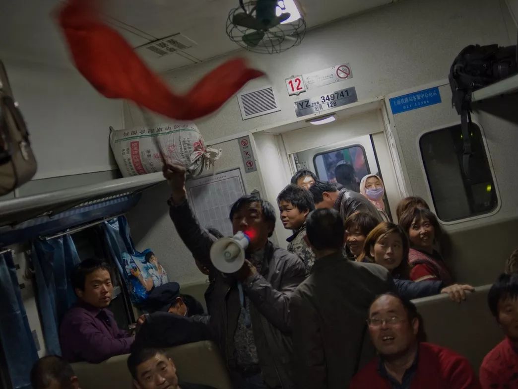 孩子坐绿皮火车看人世百态,绿皮火车才能反映生活百态