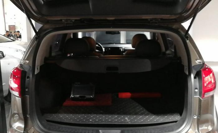 车辆油箱盖子如何打开,油箱盖应急开启技巧