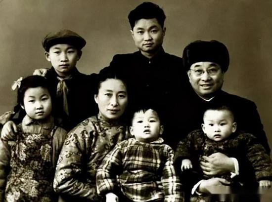 1961年陈赓在上海病逝，郭化若闻讯立即赶到上海：*长首**，我来迟了