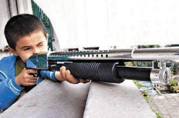 小孩不断眨眼妈妈以为是开玩笑,孩子眨眼是疾病妈妈以为是开玩笑