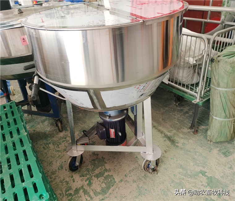 移动养殖场小型搅拌机,养殖场专用干湿饲料搅拌机
