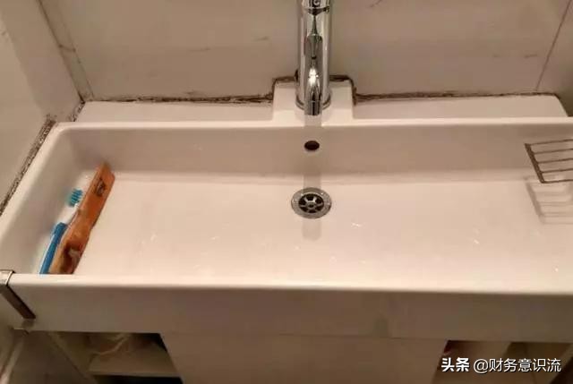 入住半年卫生间发霉怎么回事,洗手盆边上玻璃胶发霉怎么去除