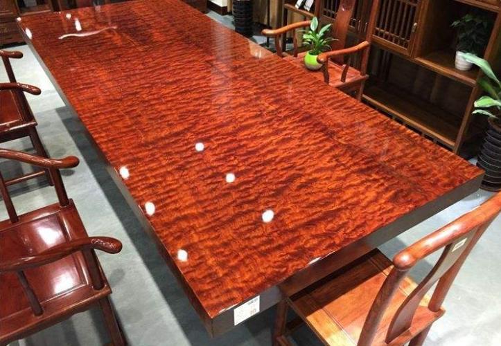 巴花奥坎黑檀胡桃木大板哪个实用,巴花大板和奥坎板哪个贵