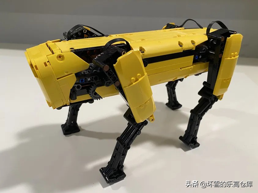 用乐高搭建机器狗，这种冷门题材是不是你的菜？