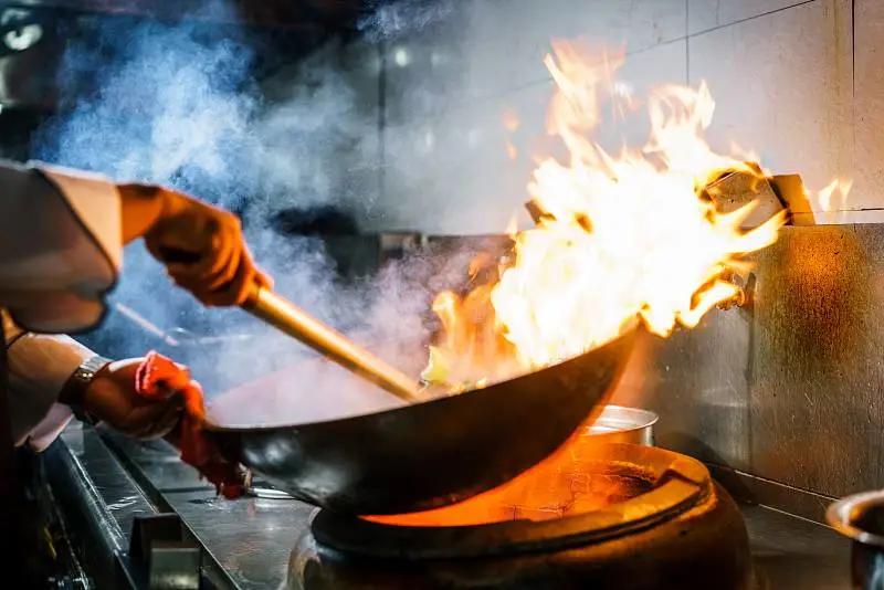 做后厨厨师的00后女孩,女川菜大厨