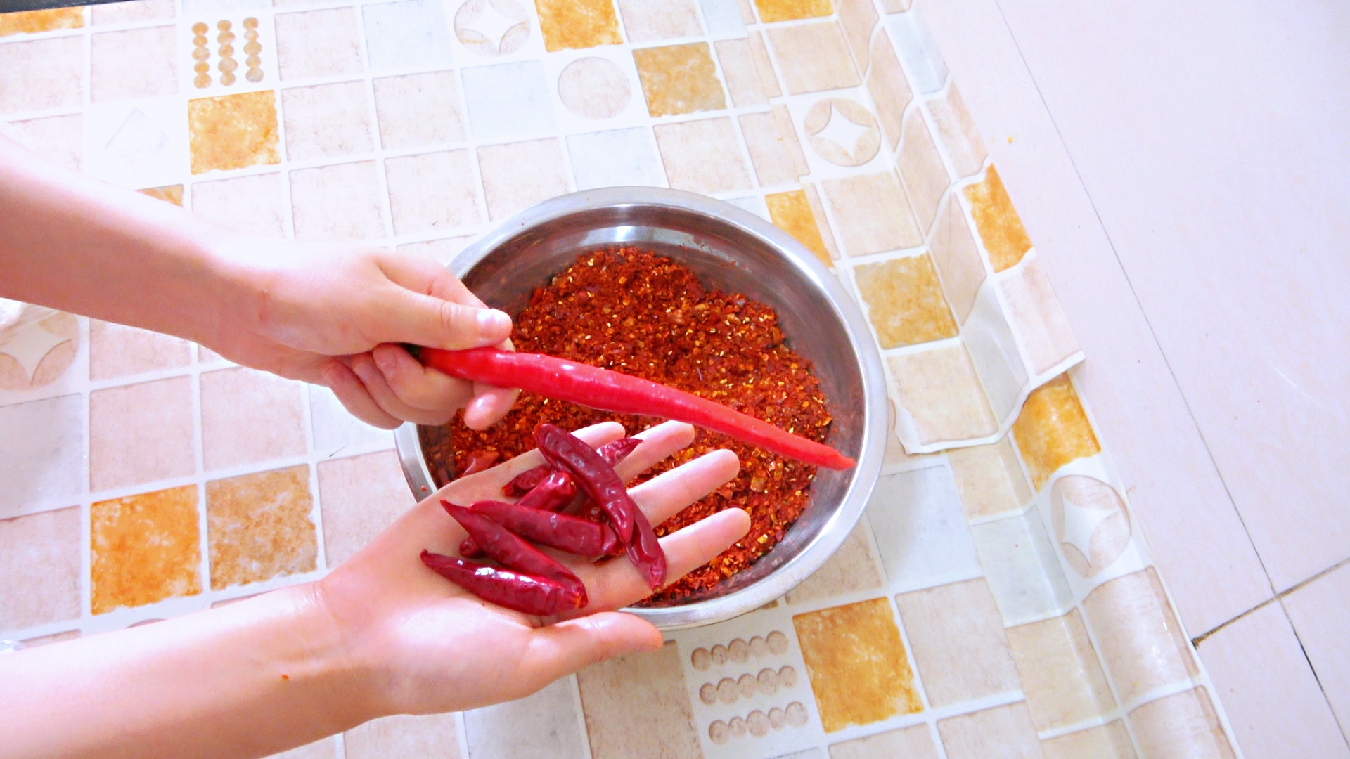 老师傅炼四川辣椒油又香又辣,开店四川凉拌菜辣椒油的制作方法