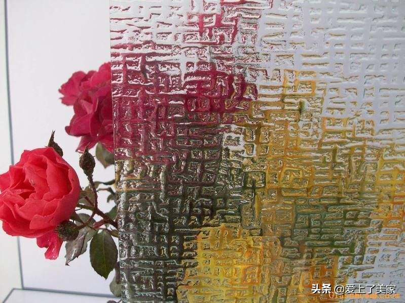压花玻璃是否比普通玻璃薄,压花玻璃还是夹丝玻璃好看