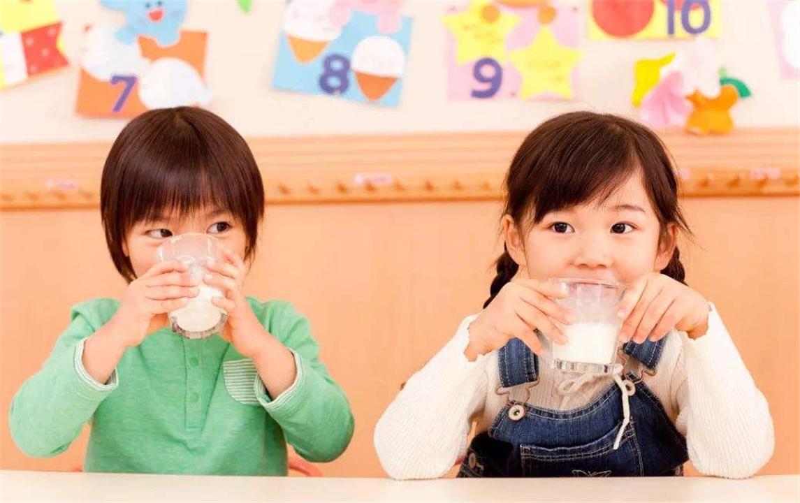 超市这三种假牛奶千万别给孩子喝,孩子喝的纯牛奶是假的吗