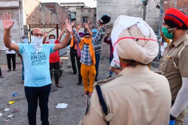 印度母亲怀疑女儿与人同居过，下*眠药安**并伙同家人将其勒死后焚尸