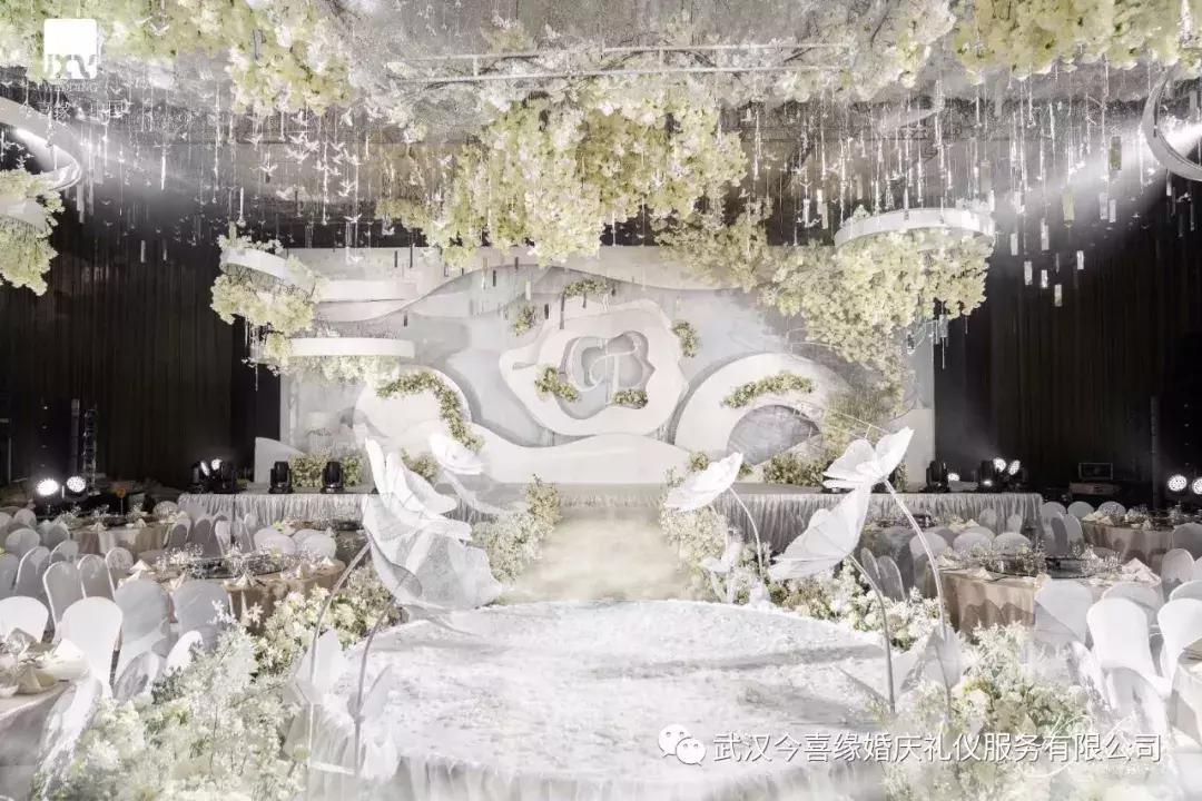 法式白绿色草坪婚礼布置,白绿色系婚礼调色教程