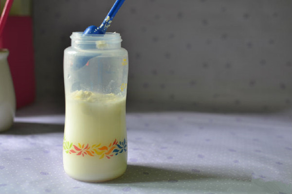 给宝宝冲奶粉总是有气泡怎么回事,奶粉有泡沫宝宝喝进去有什么危害