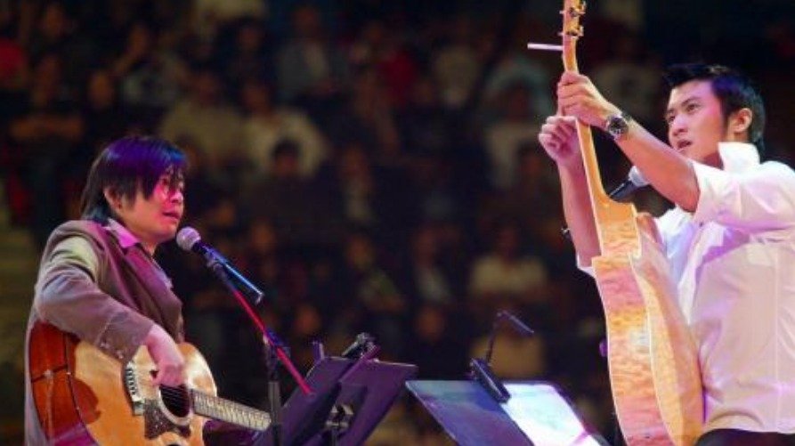 王杰被毒哑事件自导自演,歌手王杰被什么人毒哑的