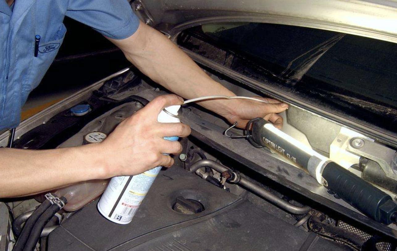 汽车空调暖风异味如何彻底解决,汽车空调启动有异味一会就没了