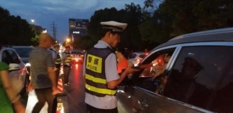 喝完酒在车里睡觉算酒驾吗,喝完酒坐驾驶室不打火算酒驾吗