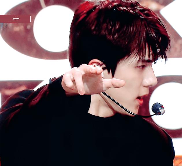 吴世勋油头港风发型上热搜，这个男人帅起来，抬头纹都写着“欲”