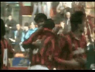 支点中锋踢前腰,足球支点中锋的位置和打法