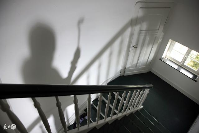 小说：美女故意在小伙面前*光春**乍泄，想*诱色**小伙，小伙却坐怀不乱