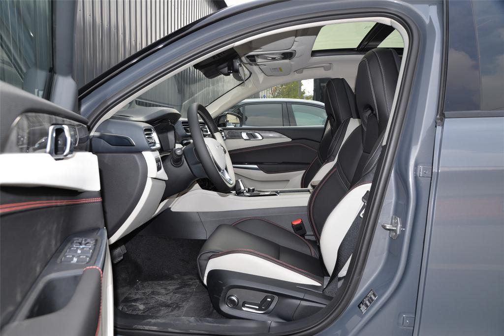 汽车轮胎侧面蹭掉一块需要换吗,汽车轮胎侧面蹭破了一点点小鼓包