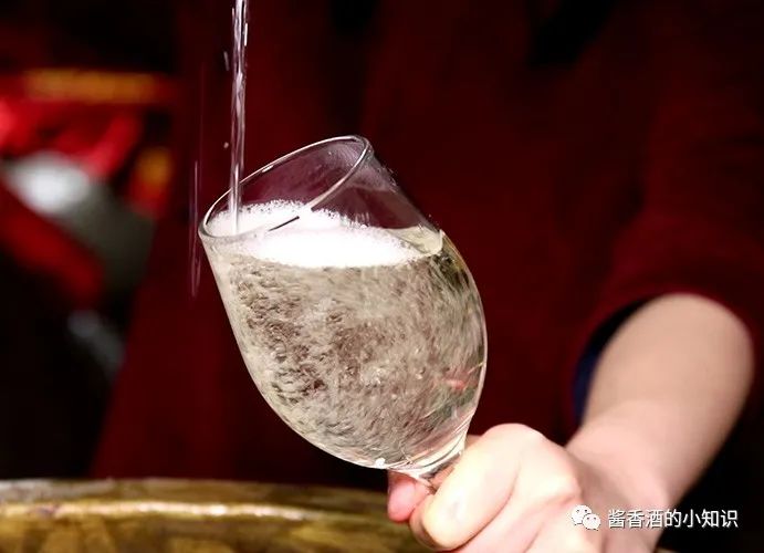 别再喝酱香型白酒了,假的酱香酒有什么危害