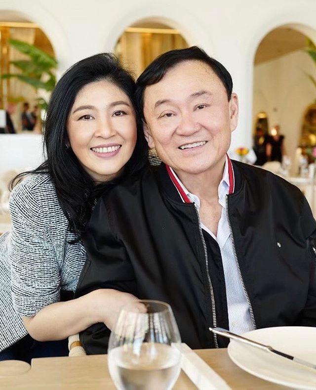 53岁泰国跑路总理终现身！同框哥哥小鸟依人，穿短袖小臂却粗壮