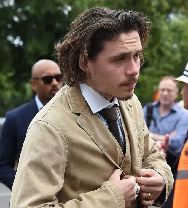 和女儿亲吻引争议，穿西装居然配拖鞋？大儿子的造型还被吐槽