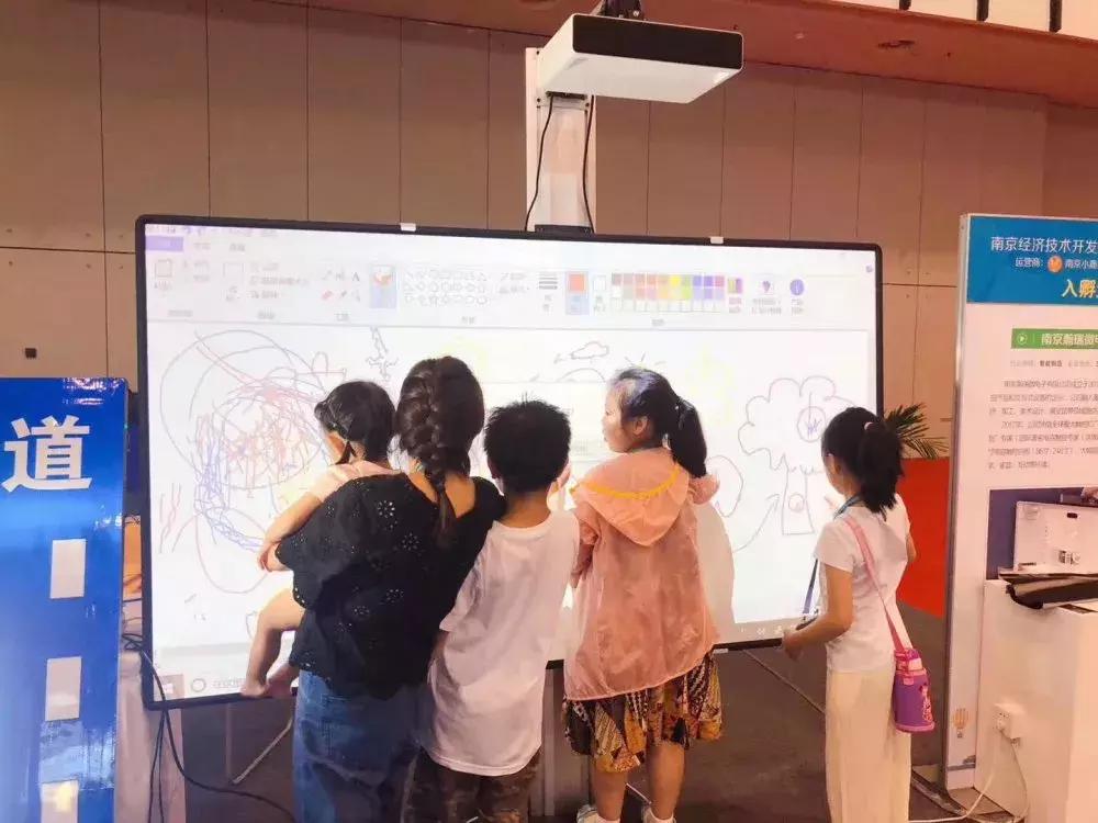 “超大纳米触控电容白板”亮相第十五届中国（南京）软博会