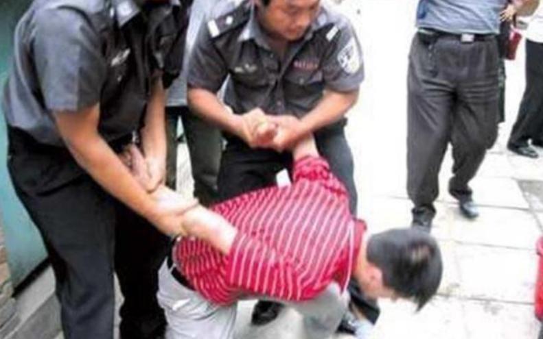 公交车上孩子肚子疼的大哭,小男孩在公交车上突然肚子疼