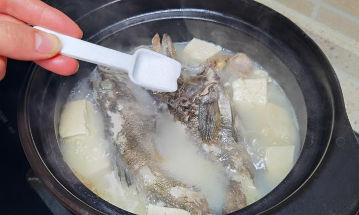 炖鱼放哪些调料去腥好吃,炖鱼怎样才能好吃去腥用什么料